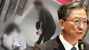 안경을 쓴 남성의 얼굴과 그 뒤로 흐리게 처리된 CCTV 속 폭행 추정 장면