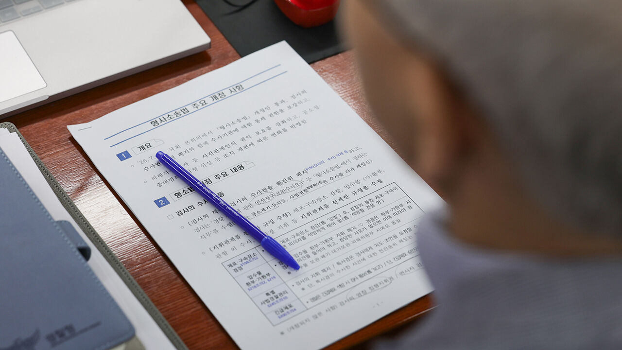 Relevant materials are placed at a national police command meeting regarding the amendment to the Criminal Procedure Act, presided over by Acting National Police Agency Commissioner General Yoo Jae-sung at the National Police Agency in Seodaemun-gu, Seoul, on the 4th. (Photo: Yonhap News)
