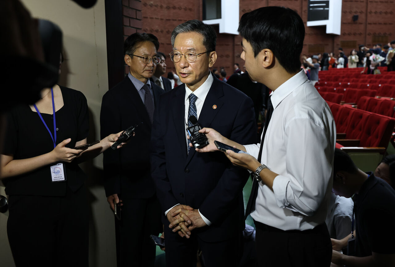 Justice Minister Jung Sung-ho answers questions from reporters after commissioning ceremony for prosecutors (yesterday)