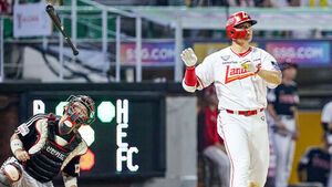 SSG Beats LG Led by Kim Jae-hwan's 3-Run Homer... Spectator Collapses Amid Heatwave