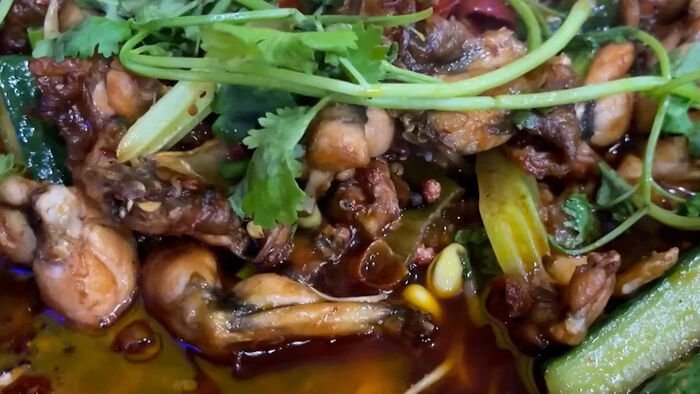"죽지 마라" 쏟아붓자&hellip;황소개구리 요리에도 '범벅'