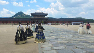 Unyielding Foreign Tourists in Hanbok: "Can't Give It Up, Even in the Heat"