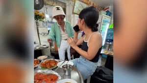 "Touched by Korea Trip"... Elderly Man Pays 60,000-Won Restaurant Bill for Tourists