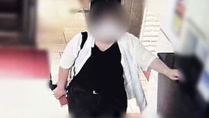 Pulling out a black envelope and changing clothes on the move... Arrested at Iksan Station