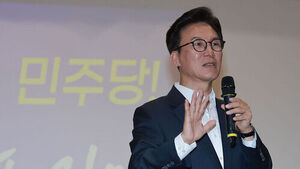 더불어민주당 김민석 당 대표 후보가 8월 5일 국회 의원회관에서 열린 서울지역 당원 김민석 후보 필승 결의대회에 참석해 연설하고 있다.