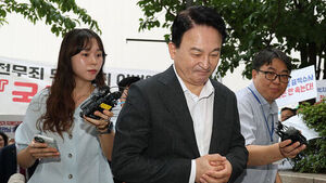 원희룡 전 국토교통부 장관이 6일 양평고속도로 사업 백지화 과정에서 적법 절차를 지키지 않았다는 의혹 등의 조사를 위해 경기도 과천시 2차 종합특검 사무실로 출석하고 있다.