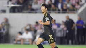 LAFC의 공격수 손흥민이 8월 5일 미국 로스앤젤레스에서 열린 리그스컵 축구 경기 후반전에서 치바스 과달라하라를 상대로 뛰고 있다.