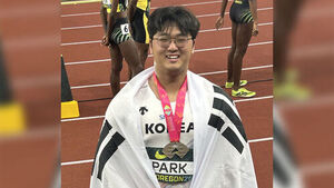 박시훈이 6일(한국시간) 미국 오리건주 유진의 헤이워드 필드에서 열린 2026 세계육상연맹(WA) 20세 이하(U-20) 세계선수권대회 남자 포환던지기에서 은메달을 딴 뒤 활짝 웃고 있다.