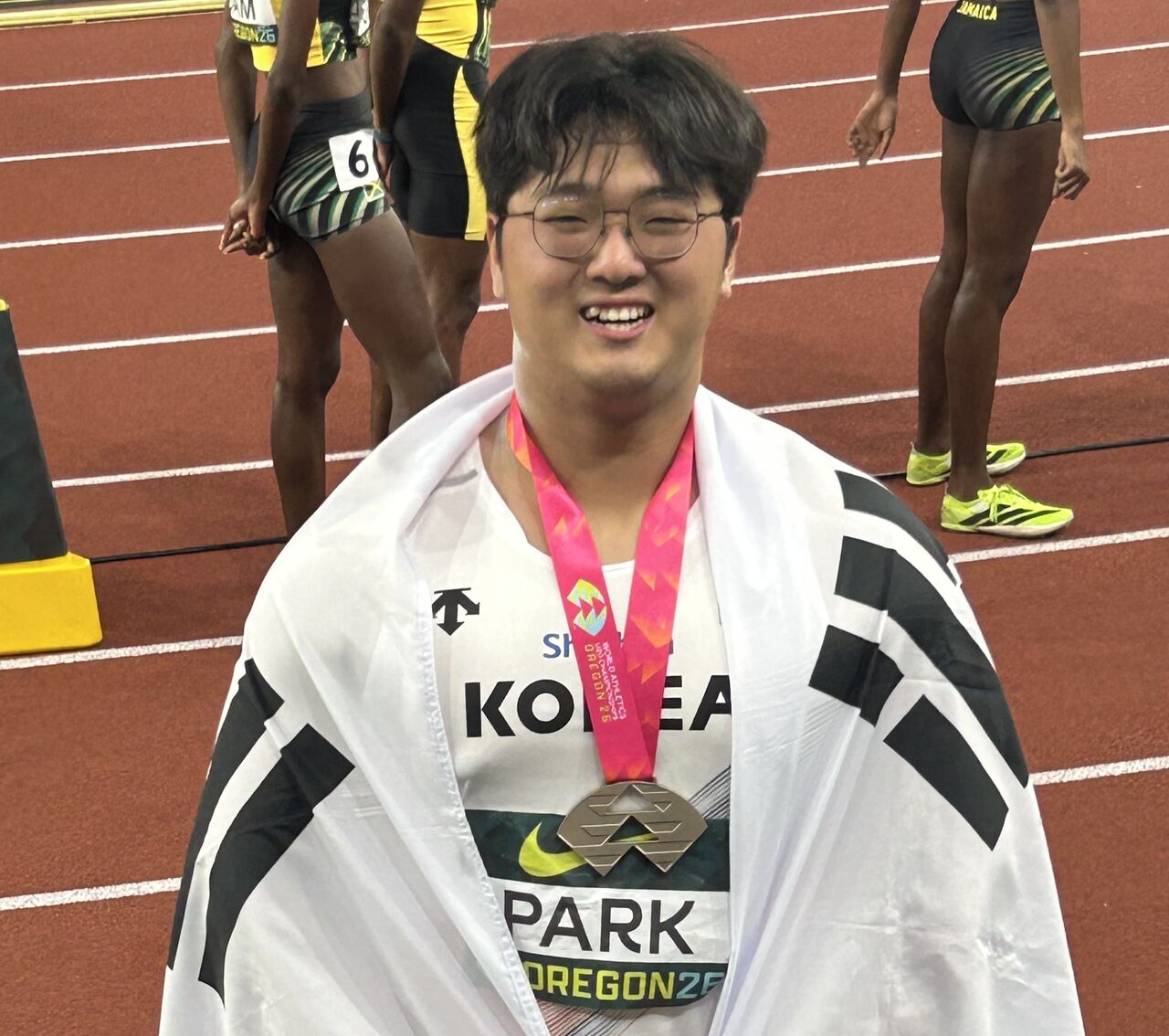 박시훈이 6일(한국시간) 미국 오리건주 유진의 헤이워드 필드에서 열린 2026 세계육상연맹(WA) 20세 이하(U-20) 세계선수권대회 남자 포환던지기에서 은메달을 딴 뒤 활짝 웃고 있다. (사진=대한육상연맹 제공, 연합뉴스)