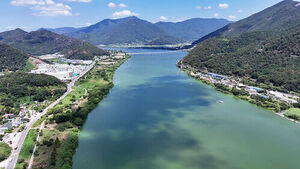 Naktong River Covered in Algal Blooms Amid Scorching Heat and Drought