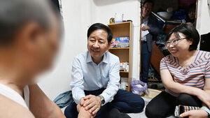 구윤철 부총리 겸 재정경제부 장관이 7일 폭염 취약계층 대비 정책 관련 개선사항과 애로사항을 청취하기 위해 서울 종로구 창신동을 방문, 쪽방촌 주민과 대화하고 있다.