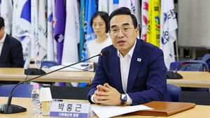 Park Hong-keun Expresses Remorse Over Overworking Staff, Vows to Streamline Duties