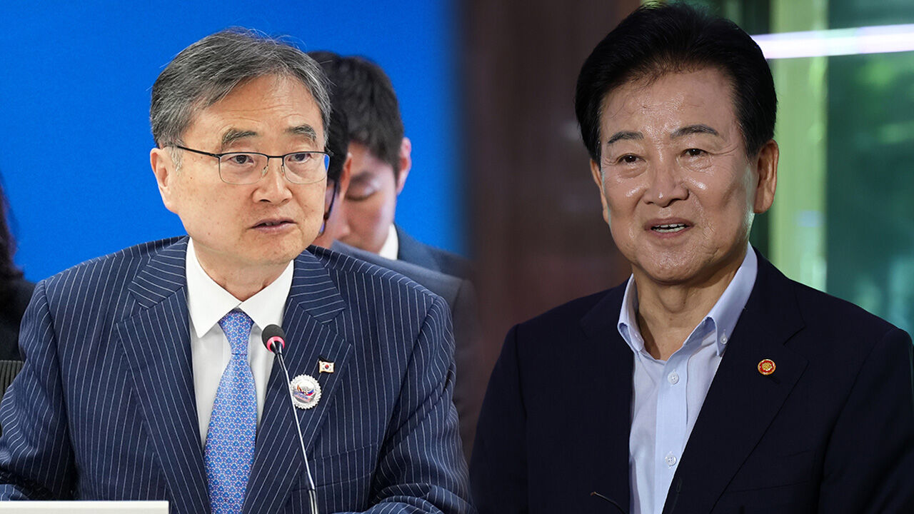 Foreign Minister Cho Hyun, Unification Minister Chung Dong-young