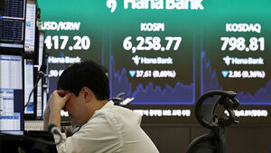 코스피가 전장보다 37.61포인트(0.60%) 내린 6,258.77에 장을 마친 7일 서울 하나은행 본점 딜링룸에서 딜러들이 업무를 보고 있다.