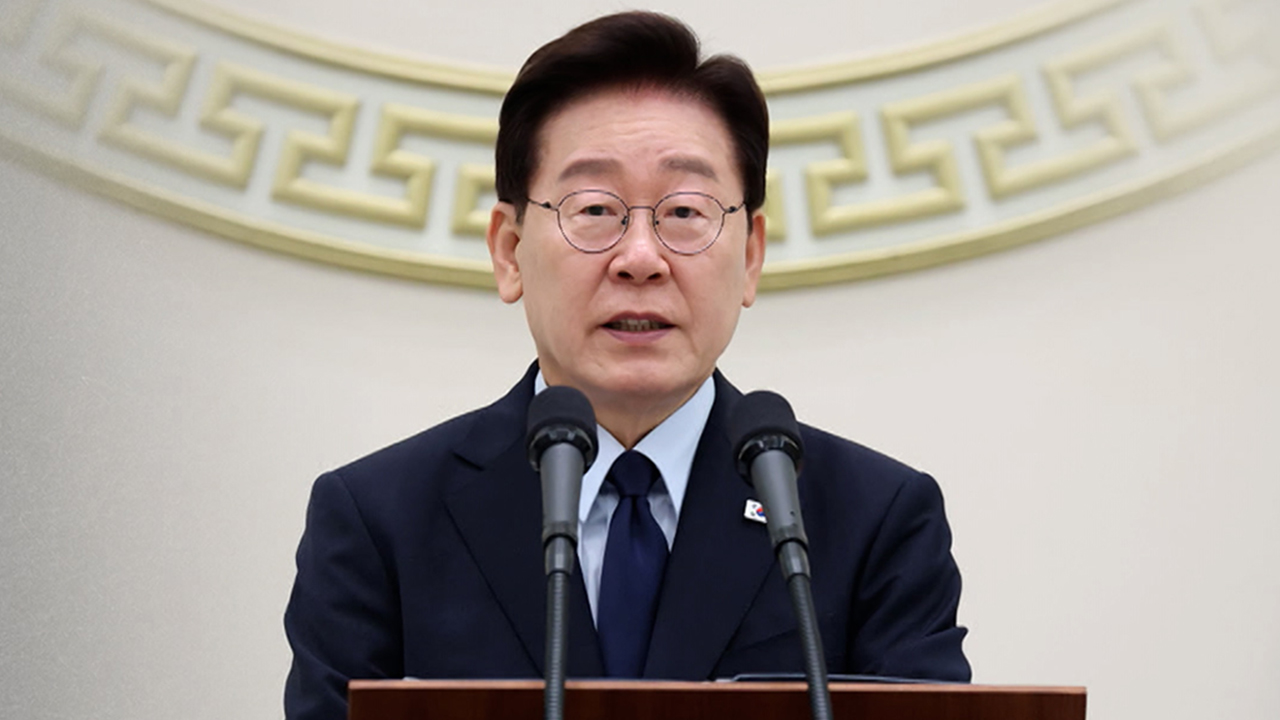 이 대통령 지지율 43.3% 취임 후 최저…민주 44.6%·국힘 37.6% [리얼미터]