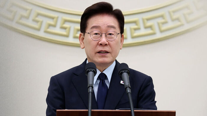 이 대통령 지지율 43.3% 취임 후 최저&hellip;민주 44.6%&middot;국힘 37.6% [리얼미터]