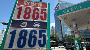 Gas Prices at South Korean Service Stations Fall for 12th Consecutive Week; Gasoline and Diesel Both Stay in 1,800-Won Range
