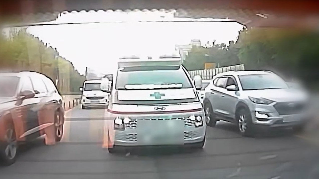 Ambulance receiving escort (Photo provided by police, Yonhap News)