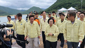 Prime Minister Han Inspects Drought and Heatwave Damage in Cheongdo, North Gyeongsang Province, Emphasizing "Active Response"