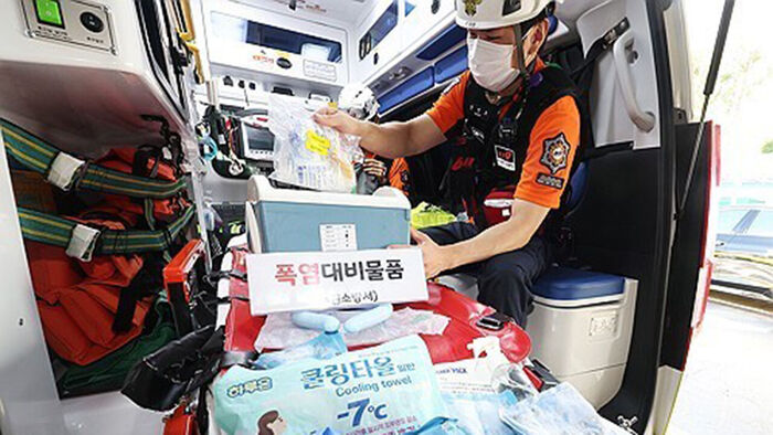 폭염이 이어지며 온열질환자 발생도 늘어나고 있는 지난 7일 경기 수원시 장안구 수원소방서 정자119안전센터에서 얼음조끼와 아이스팩 등 폭염 관련 물품을 준비하고 있는 모습 (사진=연합뉴스)