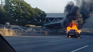 Fire Breaks Out in Vehicle on Olympic-daero in Gangdong-gu, Seoul, Causing Traffic Congestion