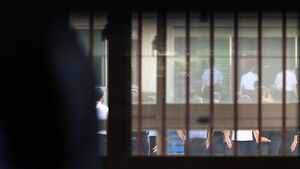 Prison Guard Sentenced to 7 Years in Prison for Smuggling Hamburgers and Buldak Sauce to Inmate in Exchange for 70 Million Won