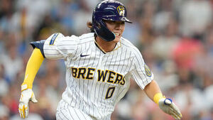 Bae Ji-hwan Returns to Big Leagues with Bunt Hit Immediately After Joining Milwaukee