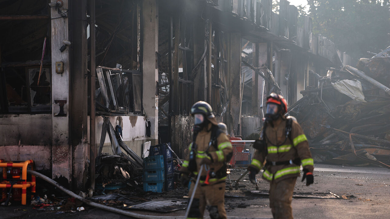 A firefighter is extinguishing remaining embers after a fire broke out at the live fish section of the Agricultural and Fishery Market in Jeonju, North Jeolla Province, at around 11:13 p.m. on the 9th.