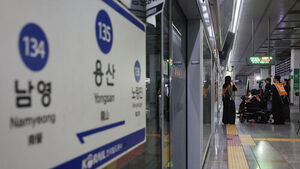 Disability Rights Group Stages Subway Boarding Protest During Morning Commute... Line 1 Yongsan Station Skips Stops Temporarily