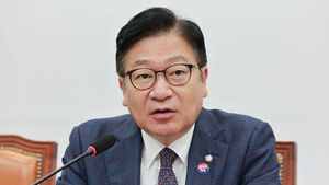 Chung Jeom-sik: 'Defense Minister Ahn Kyu-back's Very Existence Is a Mockery of the Military, He Must Be Dismissed'