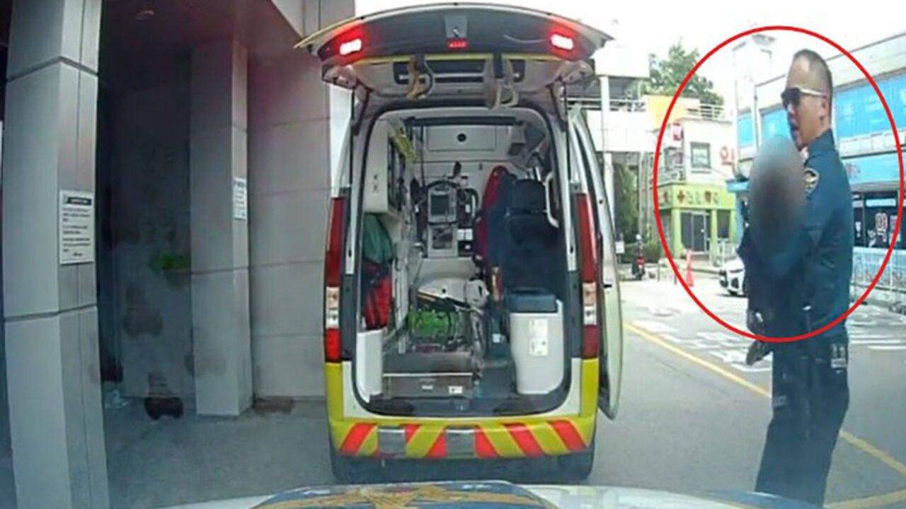 Police officer running to the emergency room carrying a child (Photo courtesy of Gangwon Provincial Police Agency, Yonhap News)