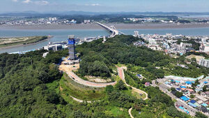 Wolmyeong Park Embraced by Mountains and Lake Bids to Become South Korea's First National Urban Park