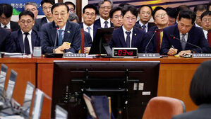 국회 상임위원회 회의에 참석한 국토교통부 장관과 관계자들