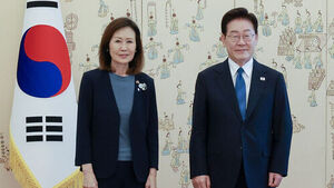 President Lee Jae-myung Meets U.S. Ambassador Michelle Steel for First Time... "Welcome"