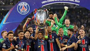 파리 생제르맹(PSG)의 마르퀴뇨스가 팀의 구단 역사상 첫 UEFA 챔피언스리그 우승을 확정한 뒤 UEFA 챔피언스리그 트로피를 들어 올리고 있다.