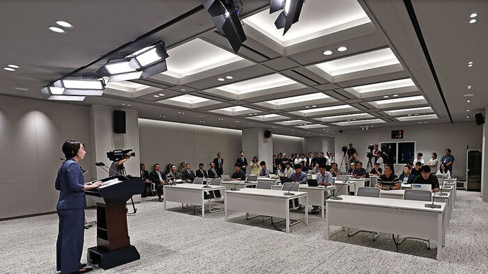 The first regular briefing held after the restoration of the former Ministry of National Defense building on the 10th. Many of those seated on the left and standing in the back are public affairs branch officers.