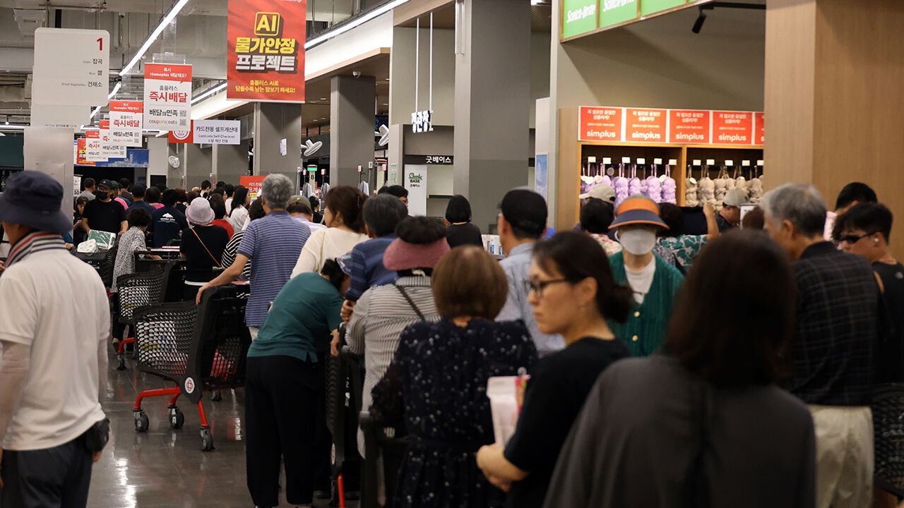 The Yuseong branch of Homeplus in Daejeon is packed with customers on the morning of the 13th, its reopening day. (Photo: Yonhap News)
