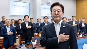 이재명 대통령이 13일 청와대에서 열린 수석보좌관회의에서 국민의례를 하고 있다.