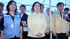 Prime Minister Han Sung-sook Visits Jeju Air Disaster Site, Holds Hands of Bereaved Families and Says, "I Am So Sorry"