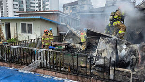 Fire Breaks Out on Rooftop of House in Uijeongbu, Gyeonggi Province... "No Casualties"