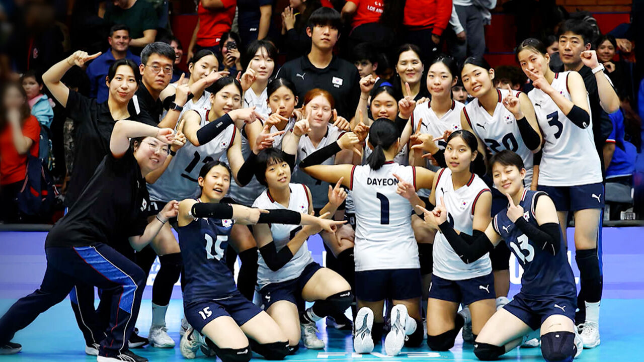 세계 놀라게 한 '배구 소녀들'…무패 행진으로 8강행