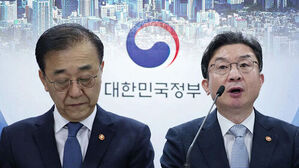 대한민국정부 로고 배경으로 마이크 앞에서 발표하는 두 남성의 모습