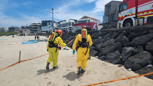 Acetylene Gas Cylinder with Chinese Characters Found on Jeju Woljeong Beach, Safety Measures Taken