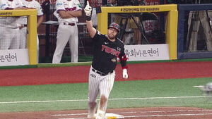 Austin Hits Game-Winning 3-Run Homer as LG Defeats Kiwoom in Slugfest