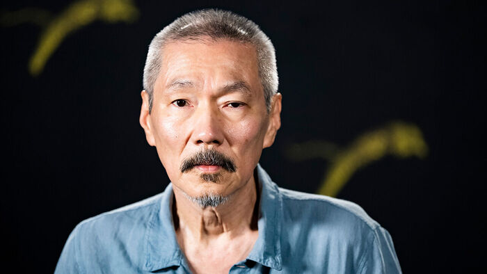 13일 스위스 로카르노에서 열린 제79회 로카르노 영화제에서 영화 "눈 둘 데가 없네"의 포토콜 중 포즈를 취한 홍상수 감독 (사진=AP, 연합뉴스)