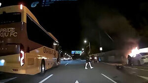 
불붙은 차량서 운전자 구조한 광주FC 선수단