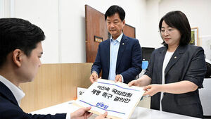 DPK Submits Resolution Urging Expulsion of Rep. Lee Jin-sook Over 'May 18 Distortion' Event