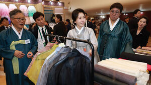 First Lady Kim Hye-kyung Visits 'Hanbok Fair': "Hoping It Spreads into Everyday Culture"