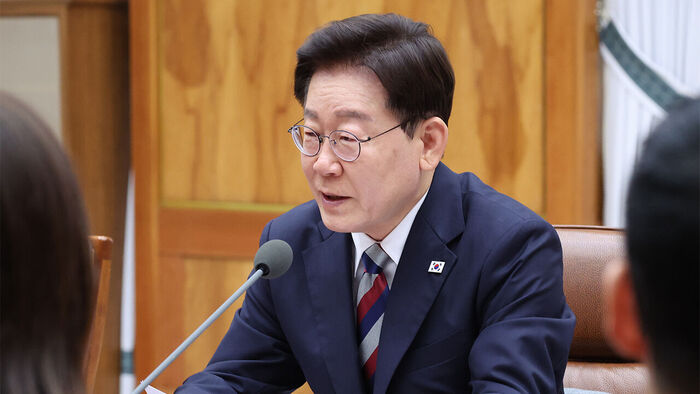 이 대통령 "4년 중임 또는 연임 개헌 입장 일관&hellip;임기단축 수용"