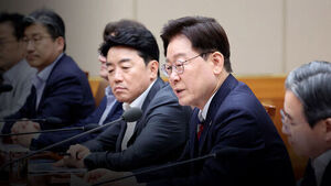 "4년 중임&middot;연임으로 책임 정치&hellip;개헌 입장 변함없어"